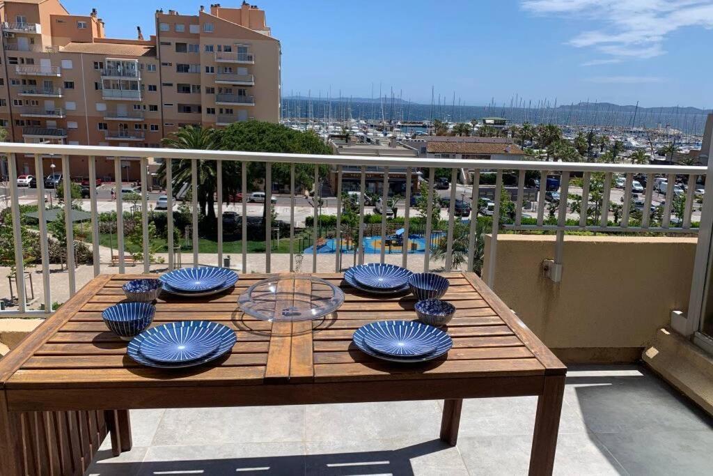 L'Effet Mer, Duplex Sur Le Port Avec Ses 2 Terrasses Vue Mer Hyeres Exterior photo